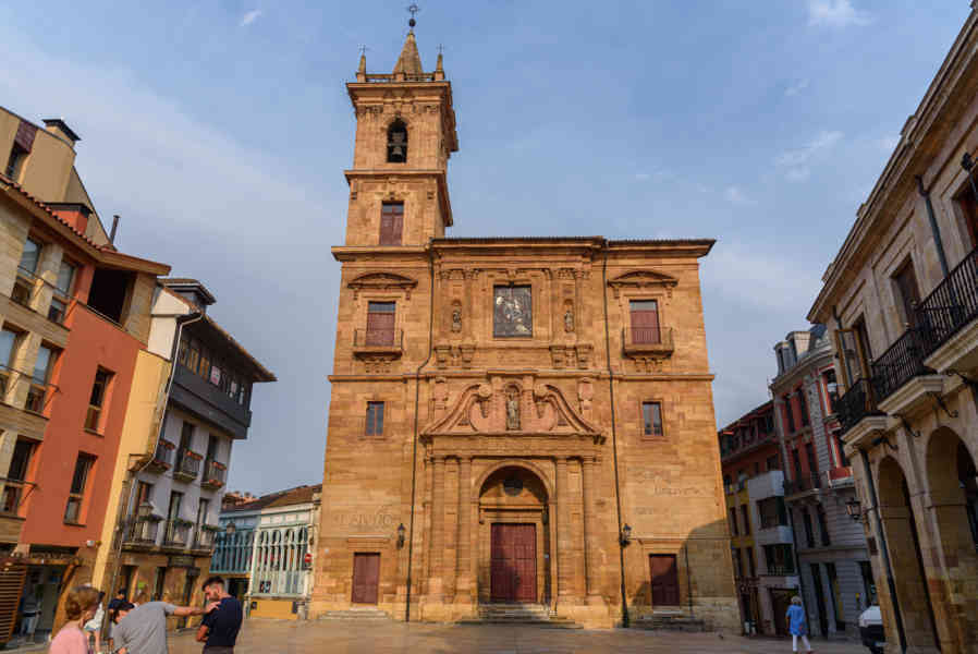 Oviedo 042 - parroquia de San Isidoro el Real.jpg